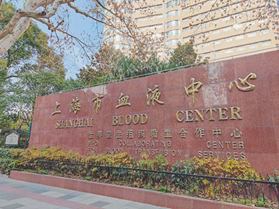 组织员工到血液中心献血